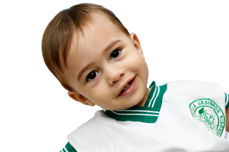 menino de dois anos com uniforme  da educação infantil do ursinhos risonhos